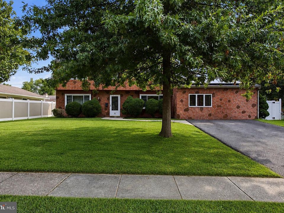 1st image of 5 Newport Ln