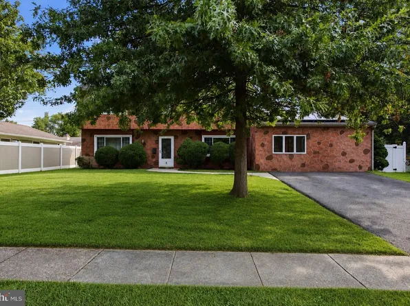 5 Newport Ln, Willingboro, NJ 08046