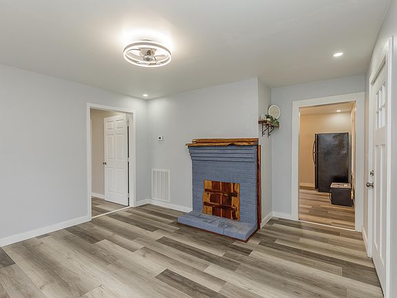 3rd image of 164 Elm St