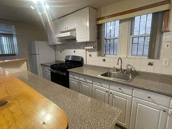 4th image of 2906 Hering Ave