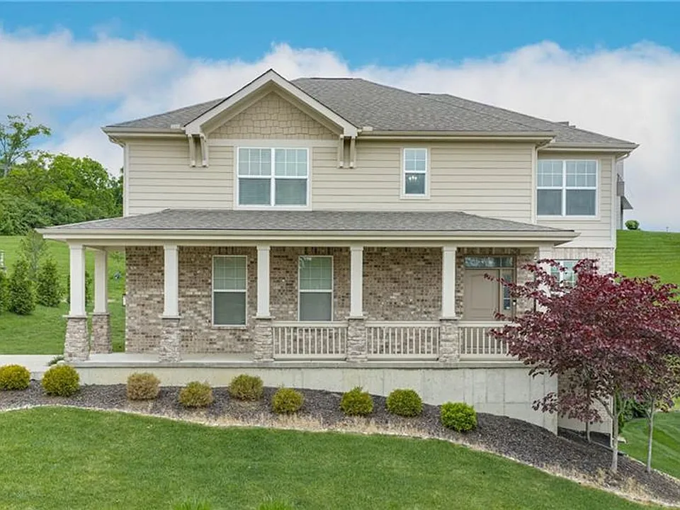 225 Pointe Oakwood Way