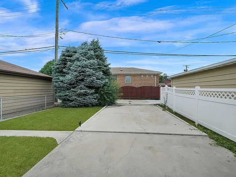 6354 S Austin Ave — Photo 20