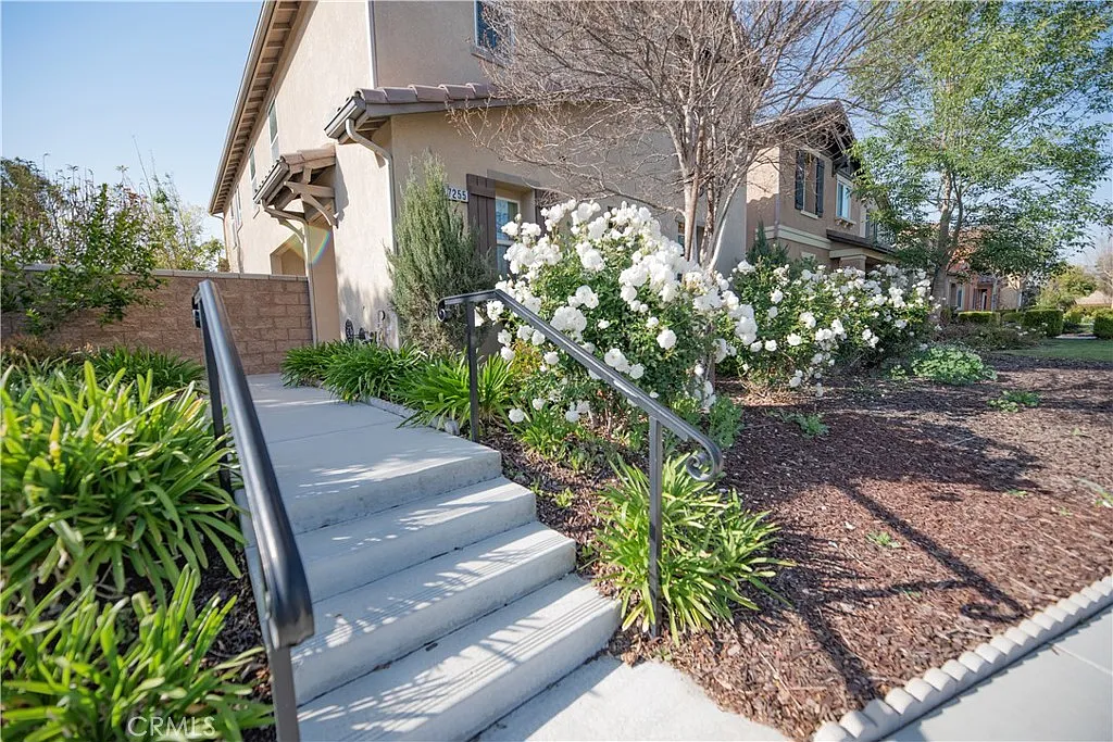 5 bed, 3.5 bath, 2325 sqft, $4,000 — Photo 2