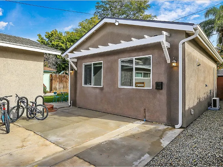 369 N Waverly St — Photo 11