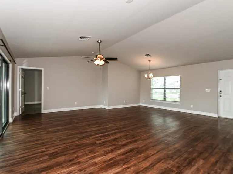 2025 SW 32nd St — Photo 5