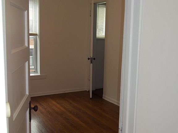 3rd image of 1746 W Belle Plaine Ave APT 1