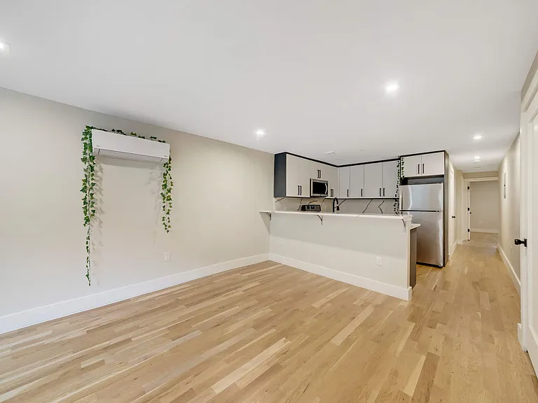586 Quincy St #1A — Photo 2