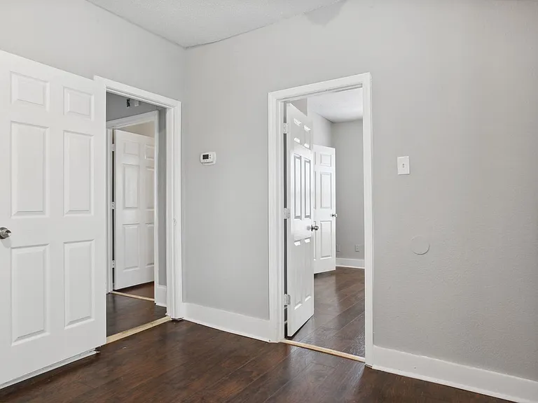 923 W Victory Dr — Photo 20