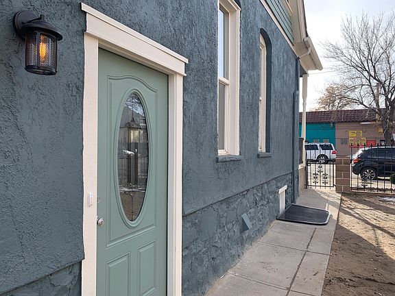 Separate Entrance to Unit B looking to street