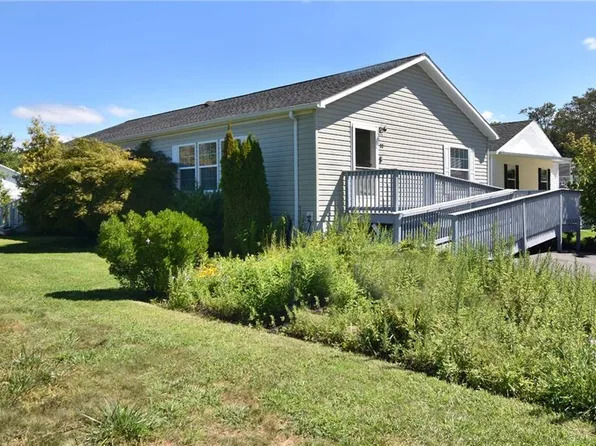 33 Blackbird Ct, Tiverton, RI 02878