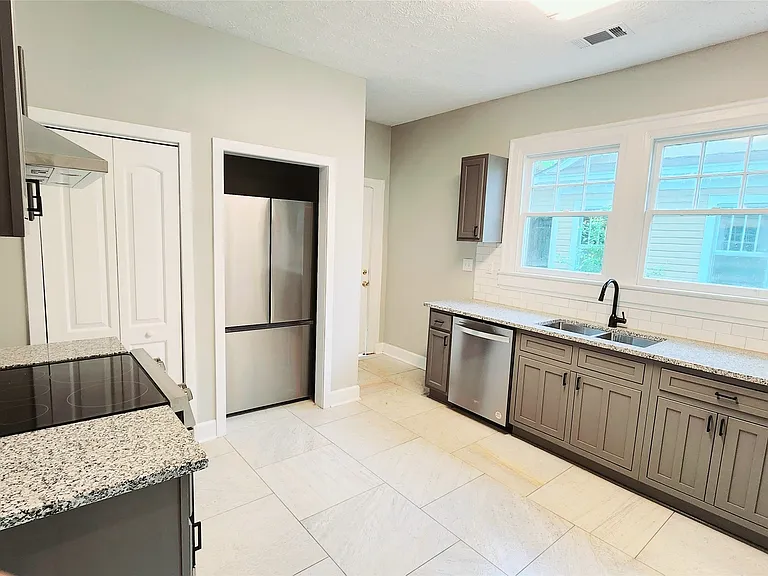 3132 Dupont St — Photo 7