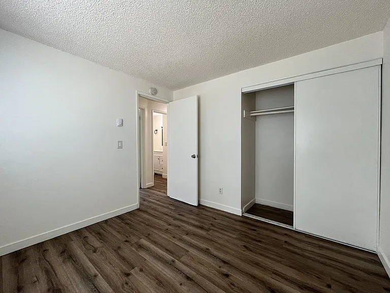 Spacious Corner Apartment with Three Bedrooms, Open Living Space & Modern Kitchen — Photo 32