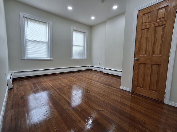 3rd image of 272 Jefferson St APT A1