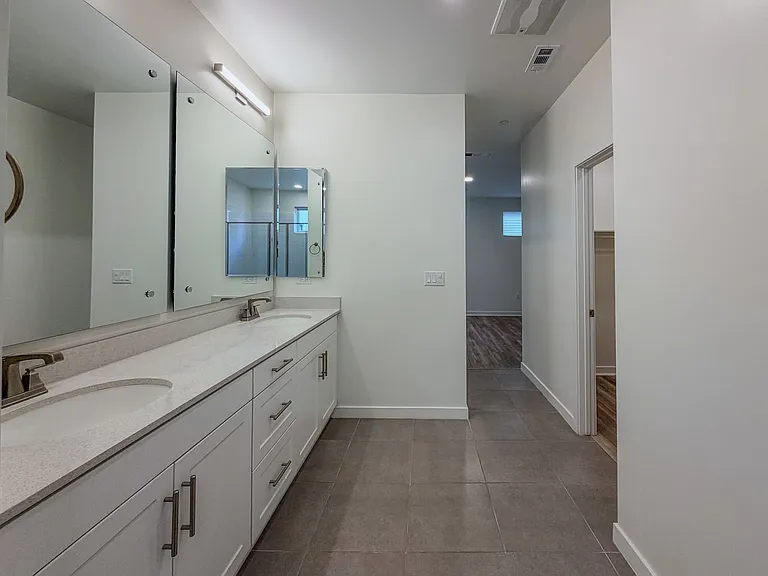 1568 E Thompson Blvd — Photo 34