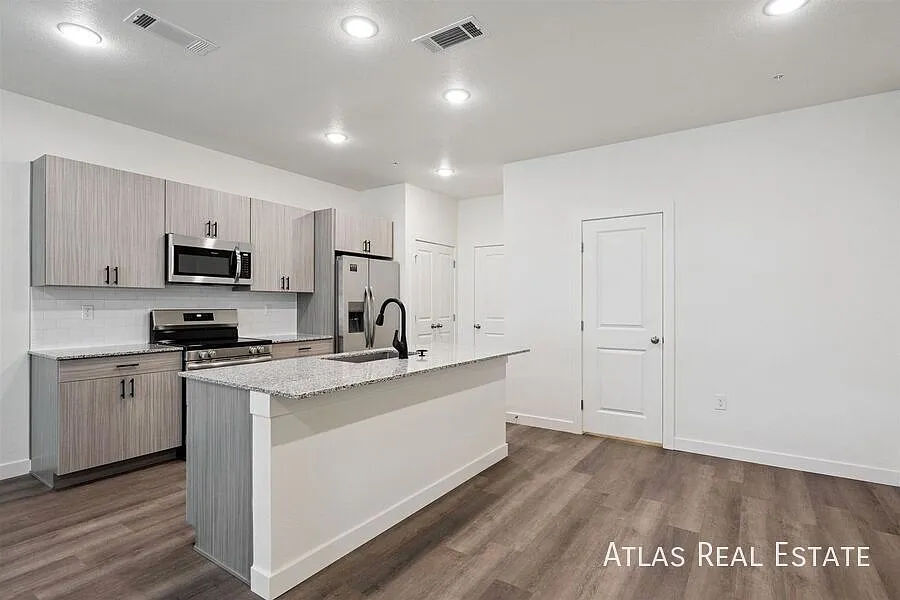 Free Rent! 8 Weeks Free On 3 Bedrooms, Move In Now! Deposits Only $1,000 — Photo 4