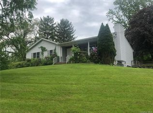2 Sabin Dr, Airmont, NY 10901