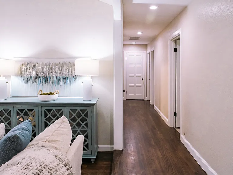 7803 S Urbana Ave — Photo 3