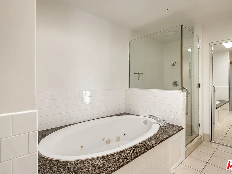 823 N Martel Ave #2 — Photo 20