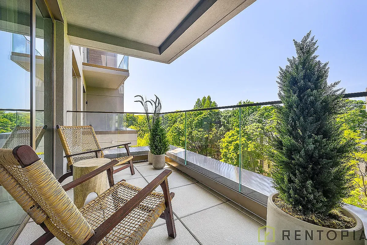 960 Franklin Avenue — Photo 4