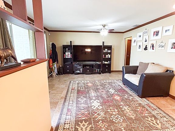 4th image of 902 E Randall
