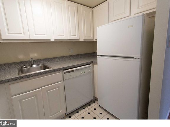 3rd image of 526 Spruce St APT 3R