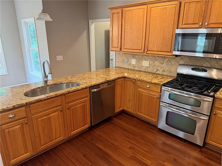 995 Stefan Walk — Photo 5