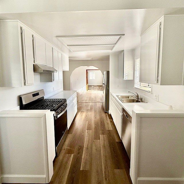 Spacious Kitchen w/ tons of cabinets & new appliances