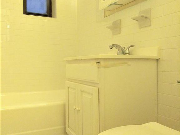 5th image of 25 Tennis Ct APT 1A