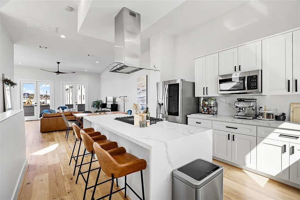 3 bed, 3.5 bath, 2088 sqft, $3,200 — Photo 4