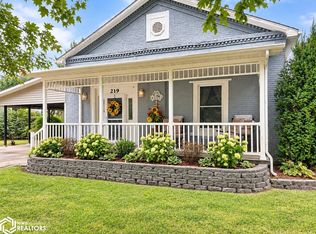 219 S 4th St, Wapello, IA 52653
