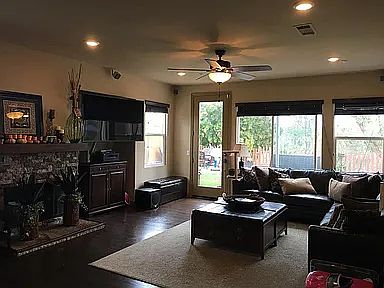 4th image of 923 Parkwood Ave