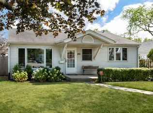 201 Montgomery Ln, Glenview, IL 60025