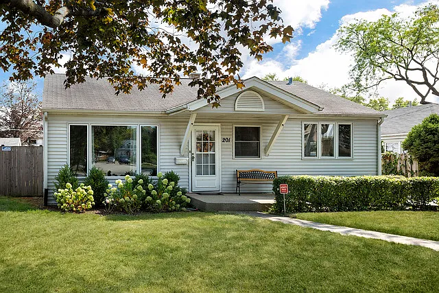 201 Montgomery Ln photo 1