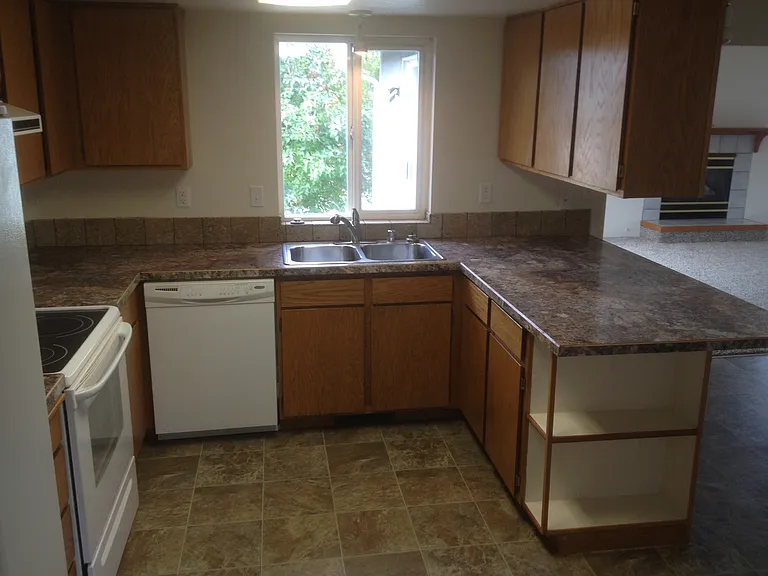 291 NE Maple Ave — Photo 3