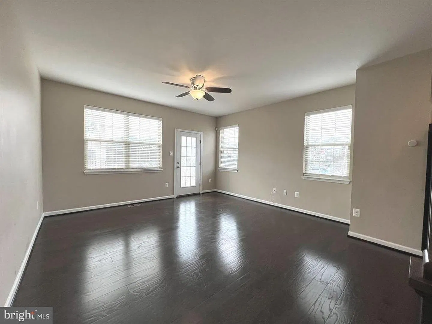 Bright and airy 3bd 3.5bth garage townhome located in Shannon Glen community. — Photo 3