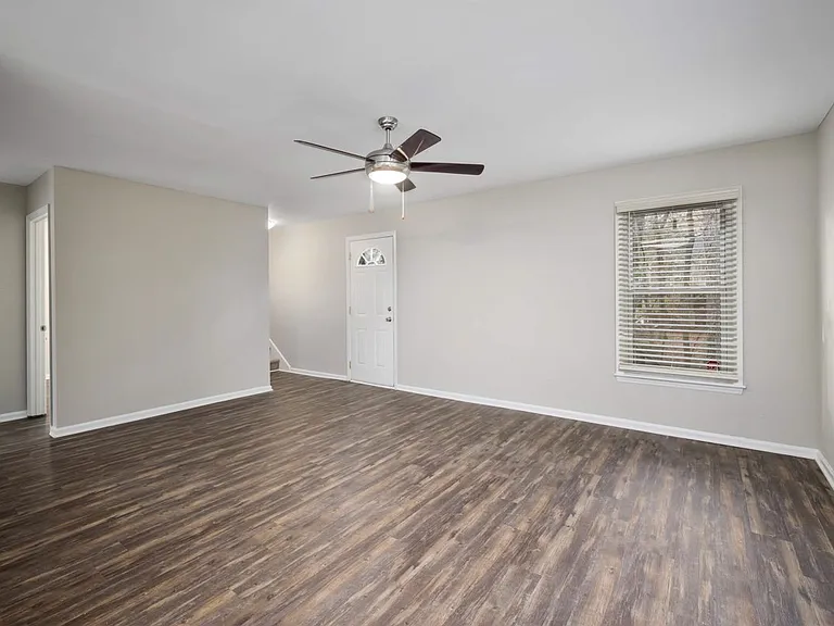 Sunstone Apartments — Photo 31