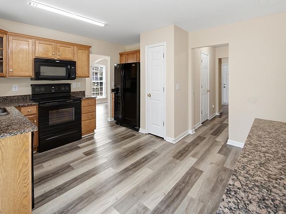 5th image of 213 Riglaw Cir
