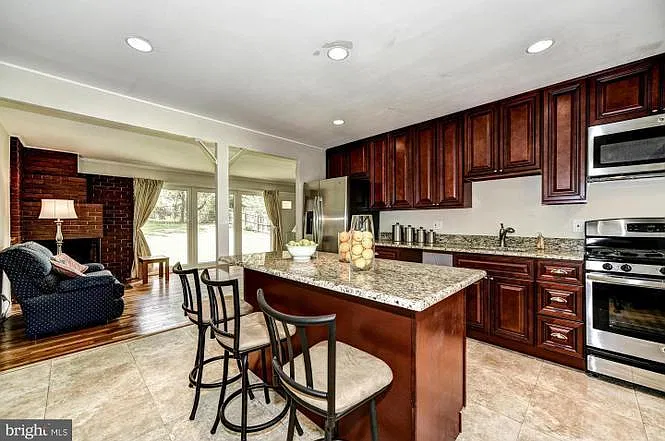 4 bed, 1287 sqft, $3,100 — Photo 3