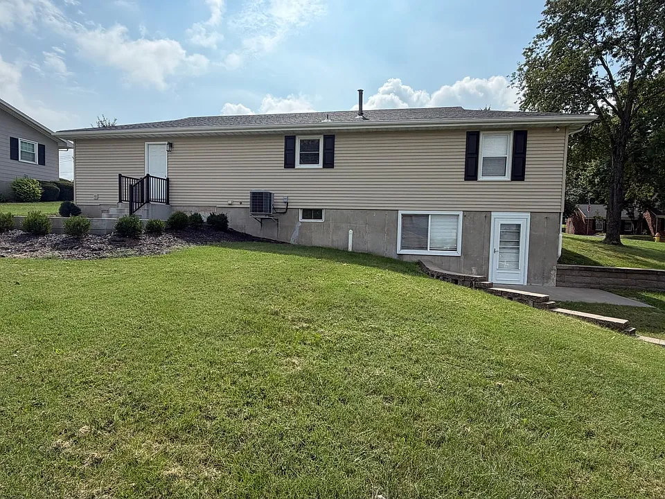 1003 Rose Ln