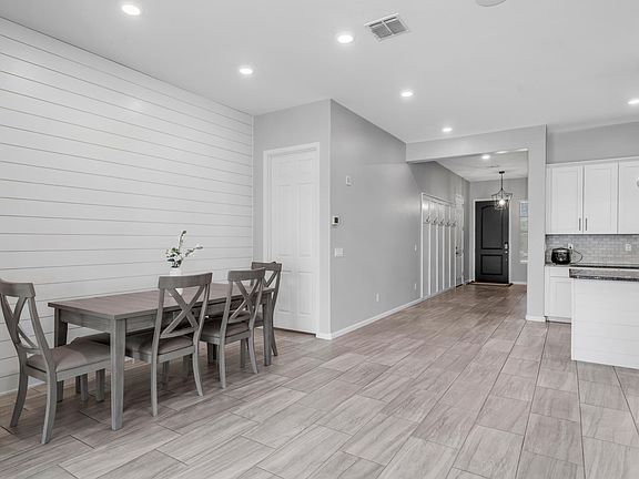 4th image of 1104 E TEKOA Avenue