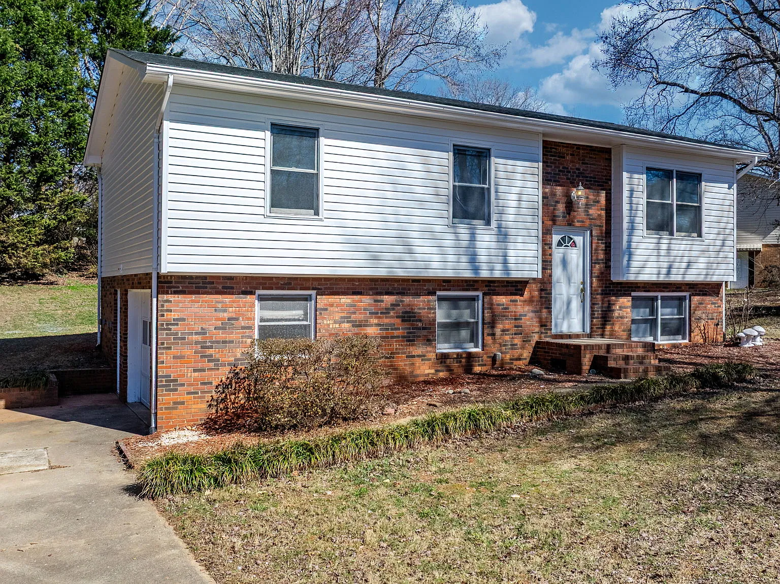 4 bed, 993 sqft, $1,950 — Photo 3