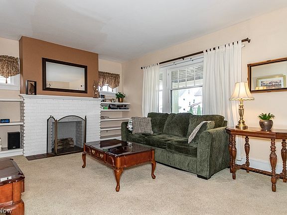 3rd image of 9815 Parkview Ave