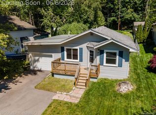 3620 Lotus Dr, Waterford, MI 48329
