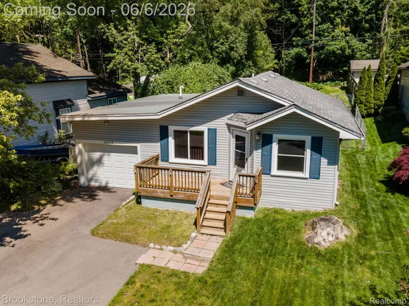3620 Lotus Dr, Waterford, MI 48329