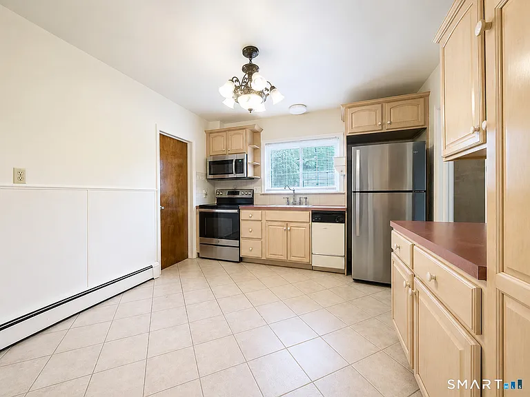291 Strawberry Hill Ave — Photo 8