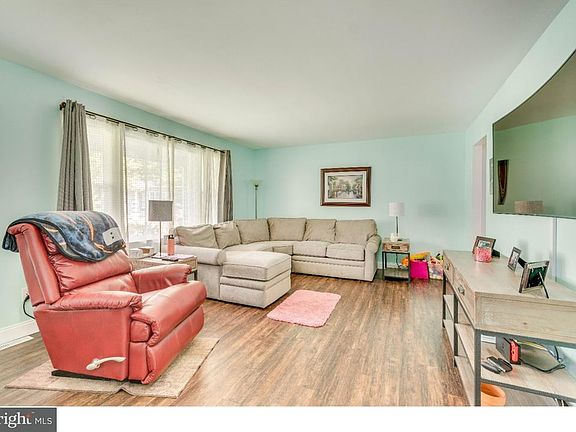 3rd image of 227 Pardee Blvd