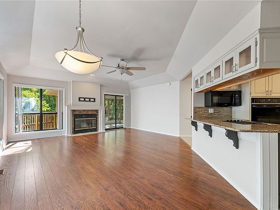 4th image of 15 Farnham Dr