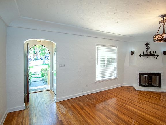 4th image of 1840 Loma Vista St