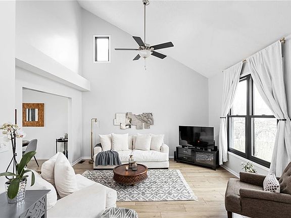 2nd image of 10826 Belmont Cir