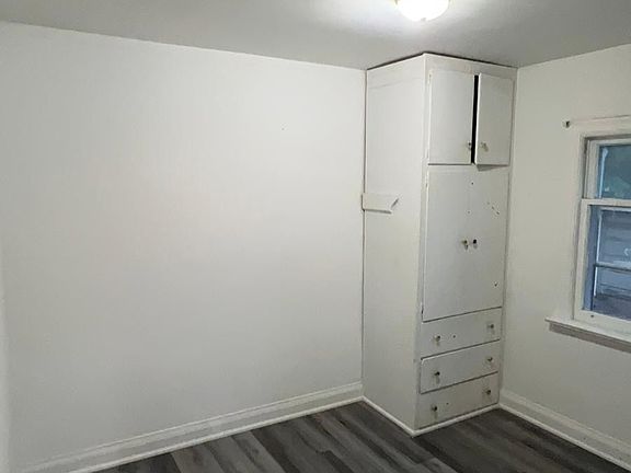 4th image of 213 Queen St W